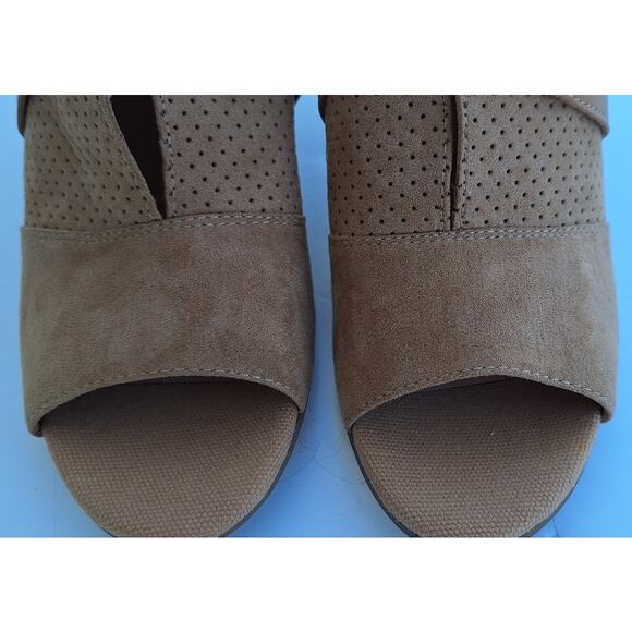 Franco Sarto Fina2 Bootie Peep toe Sandal Heels Tan Suede Perforated Fringe Sz 9 - Picture 10 of 11